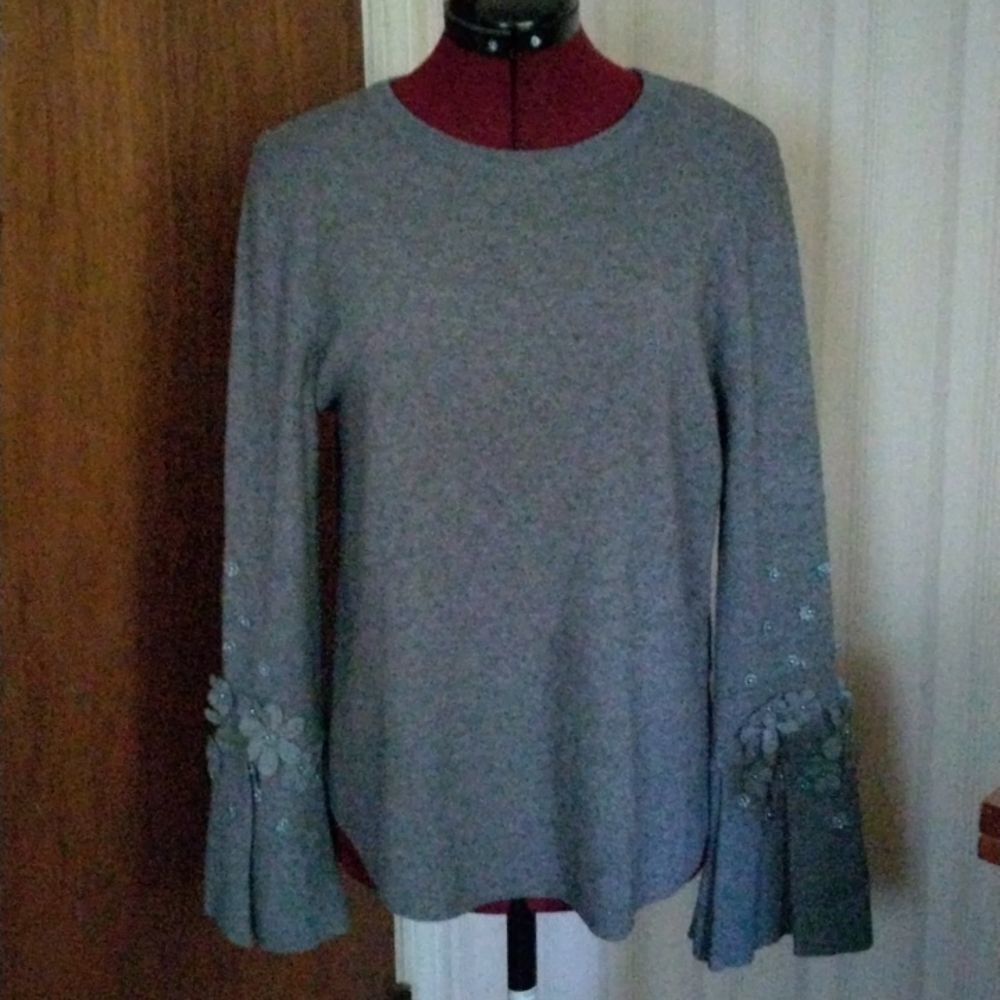 STELLAH bell sleeve pullover sweater size S